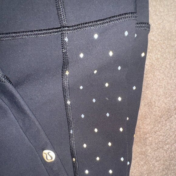 Like New - Lululemon Tight Stuff Reflective Leggings Scalloped Edges - size 6 - Picture 4 of 4